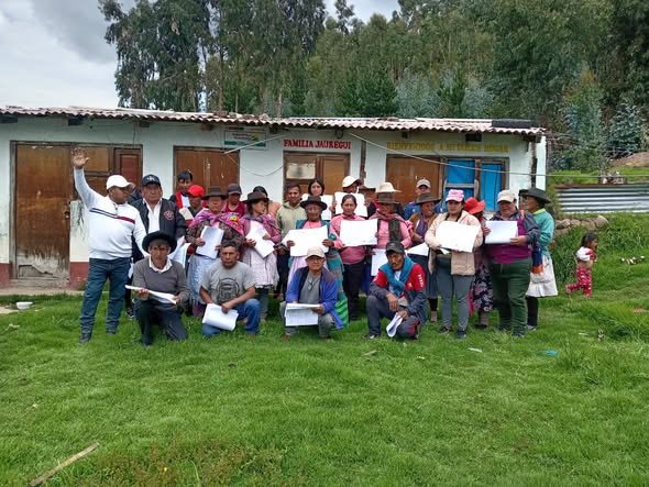 Entrega de planos en Ayacucho - vivienda ecológica sostenible